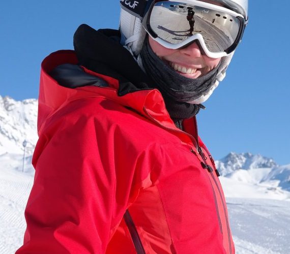 Gogle i kaski narciarskie – jak wybrać te najlepsze?